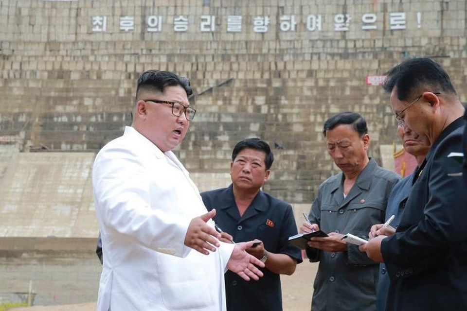 "Giải mã" cơn giận hiếm thấy của ông Kim Jong-un trong các chuyến thị sát - 1 Nhà lãnh đạo Kim Jong-un tới thăm một nhà máy điện (Ảnh: KCNA)