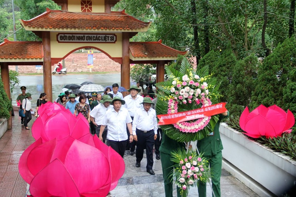 
Đoàn dâng vòng hoa tại Nhà bia tưởng niệm các liệt sĩ thanh niên xung phong toàn quốc.
