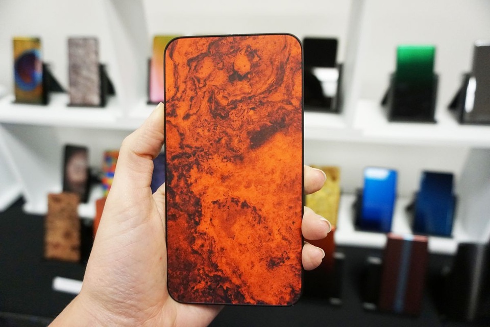 Sẽ có những chiếc smartphone lưng kính đổi màu độc đáo - 2 Sẽ có những chiếc smartphone lưng kính đổi màu độc đáo - 2