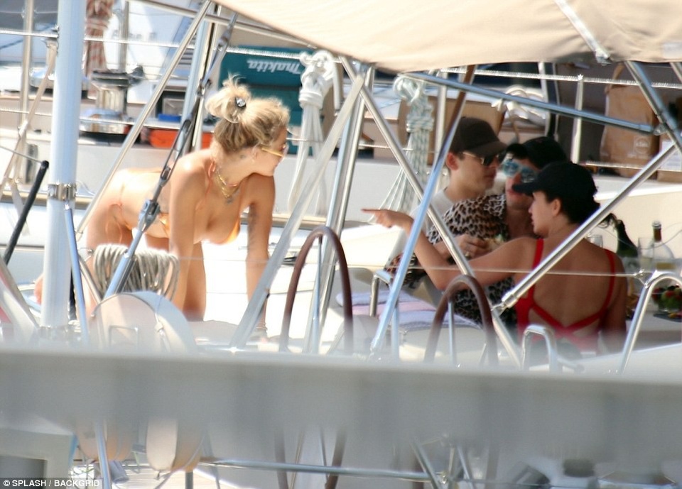 
Ngôi sao nước Anh và bạn bè tranh thủ đi nghỉ mát trước khi thực hiện các buổi diễn mới
