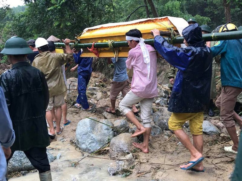 Vụ 4 người bị lũ cuốn: Những tảng đá hàng chục tấn vùi lấp 3 căn nhà - 14 Người dân địa phương và gia đình tổ chức mai táng cho các nạn nhân đã tìm thấy thi thể
