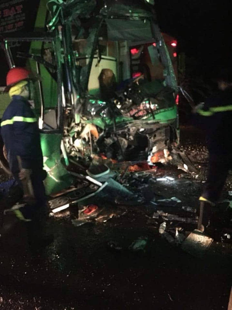 Chiếc xe khách bể nát sau cú va chạm mạnh