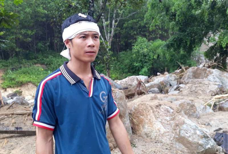 Vụ 4 người bị lũ cuốn: Những tảng đá hàng chục tấn vùi lấp 3 căn nhà - 5 Anh Vi Văn Dũng đau đớn khi mất đi những người thân trong gia đình
