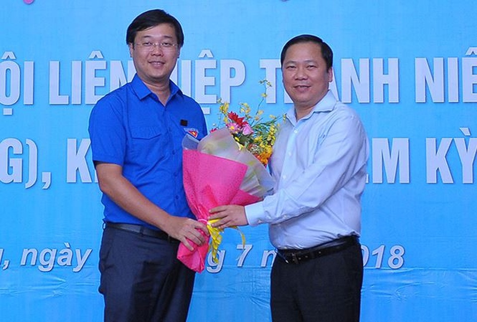 Anh Lê Quốc Phong được bầu là Chủ tịch Trung ương Hội LHTN Việt Nam - 1 Nguyên Chủ tịch Hội LHTN Việt Nam, Phó Chủ tịch UBND tỉnh Bình Định Nguyễn Phi Long (người ở bên phải ảnh) tặng hoa chúc mừng anh Lê Quốc Phong (bên trái ảnh) vừa được Hội nghị hiệp thương bầu giữ chức danh Chủ tịch Hội LHTN Việt Nam khóa VII, nhiệm kỳ 2014 - 2019.