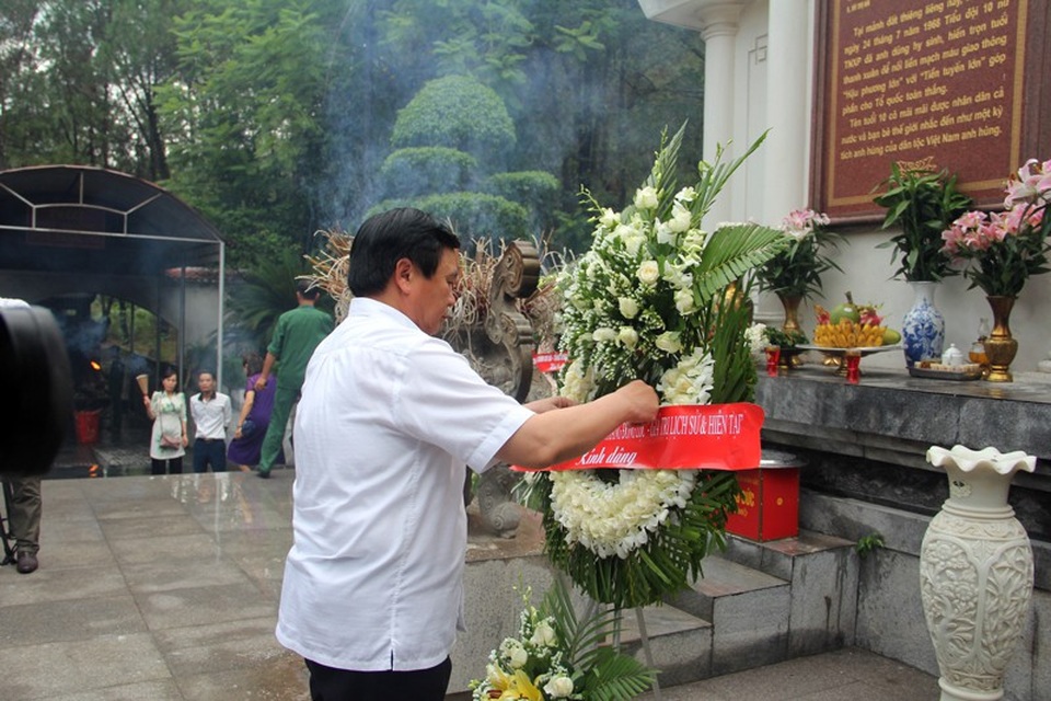 
Đoàn dâng hoa 10 nữ anh hùng liệt sĩ TNXP
