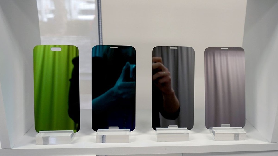 Sẽ có những chiếc smartphone lưng kính đổi màu độc đáo - 5 Thậm chí mặt kính ở phía trước cũng sẽ có màu sắc khác biệt.