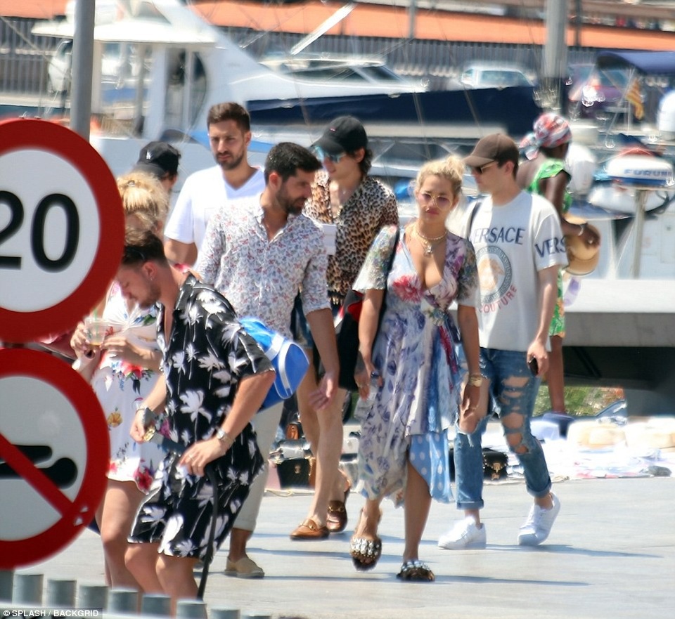 
Ca sỹ nổi tiếng với bản hit Anywhere cùng bạn bè đi dạo trên biển.
