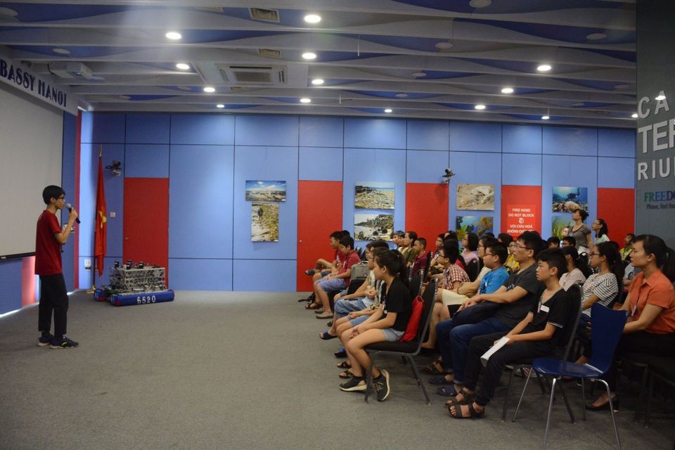 Trại hè khoa học miễn phí chắp cánh cho các em nhỏ trong kỷ nguyên 4.0 - 2 Khóa đào tạo ngắn ngày giúp các em có được kiến thức cơ bản về lập trình, cũng như cách thức hoạt động của robot.
