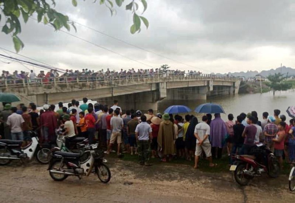 Thi thể thiếu nữ 20 tuổi nổi dưới chân cầu Ỷ Na - 2 Người dân hiếu kỳ kéo đến xem vụ việc.