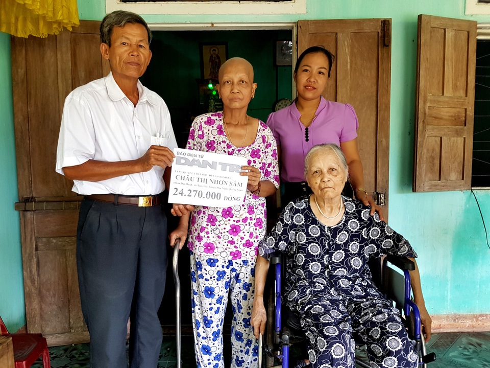 Bạn đọc giúp người phụ nữ ung thư nuôi mẹ già yếu hơn 24 triệu đồng - 1 Đại diện lãnh đạo xã Tam Đại trao tiền của bạn đọc Dân trí đến mẹ con bà Sâm