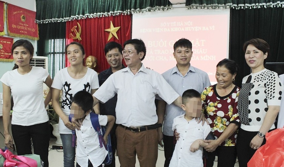 Vụ trao nhầm con ở Ba Vì: Đêm đầu tiên của hai đứa trẻ ở gia đình mới - 1 Ngày 19/7 hai gia đình trong vụ trao nhầm con ở Ba Vì đã tổ chức gặp mặt và trao trả con