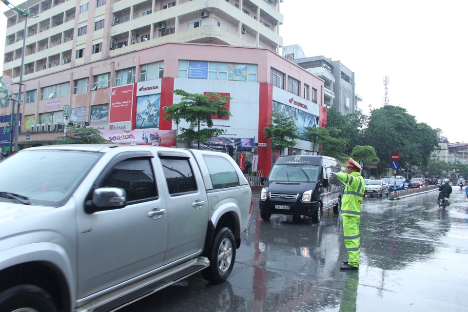 CSGT Hà Nội đội mưa điều tiết giao thông - 4