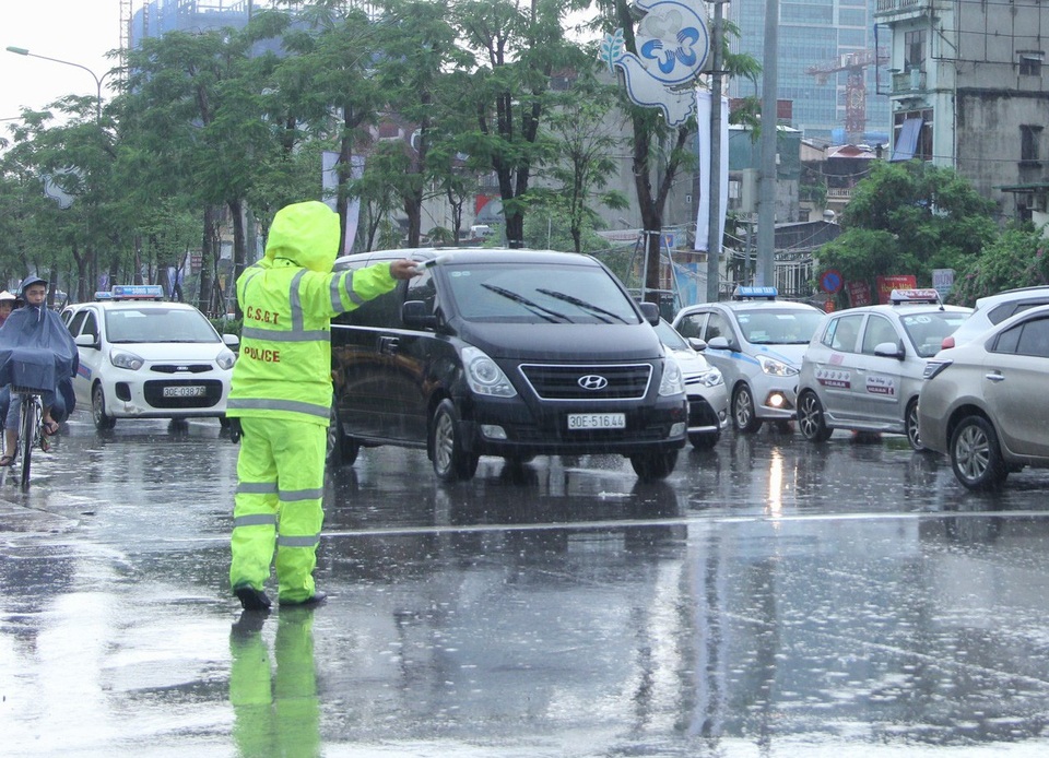 CSGT cùng người dân Hà Nội trong guồng giao thông dưới trời Hà Nội nối tiếp những cơn mưa dài