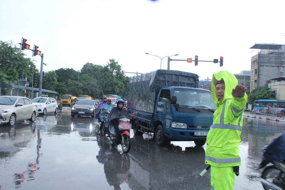 CSGT Hà Nội đội mưa điều tiết giao thông - 6