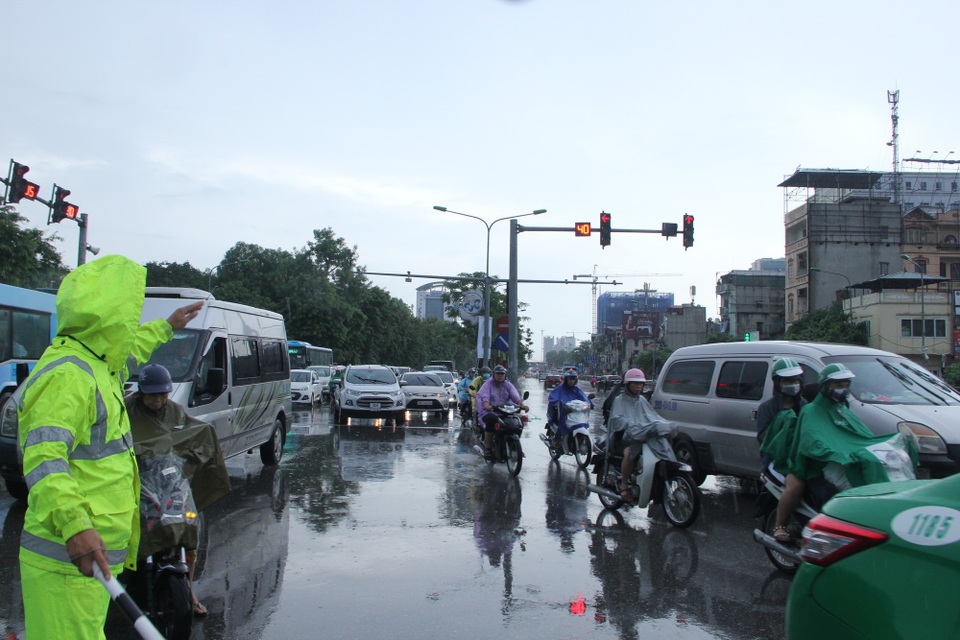 Đảm bảo trật tự an toàn giao thông trong cơn mưa gió