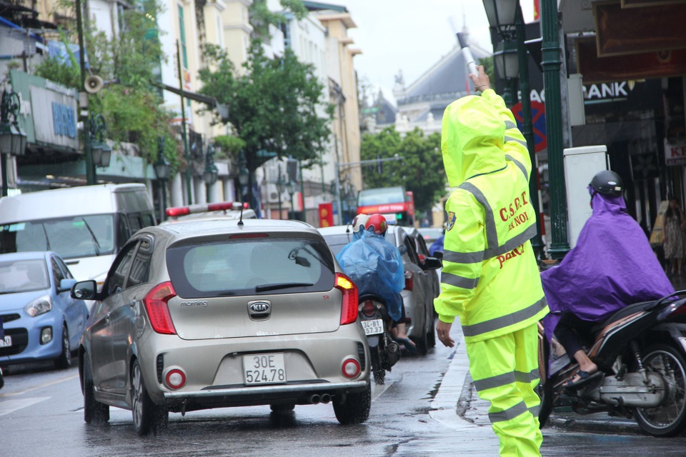 Theo Trung tâm dự báo khí tượng thủy văn Trung ương, Hà Nội sẽ tiếp tục mưa trong những ngày tới , điều này sẽ khiến cho hoạt động đi lại của người dân tại Thủ đô bất tiện và khó khăn hơn