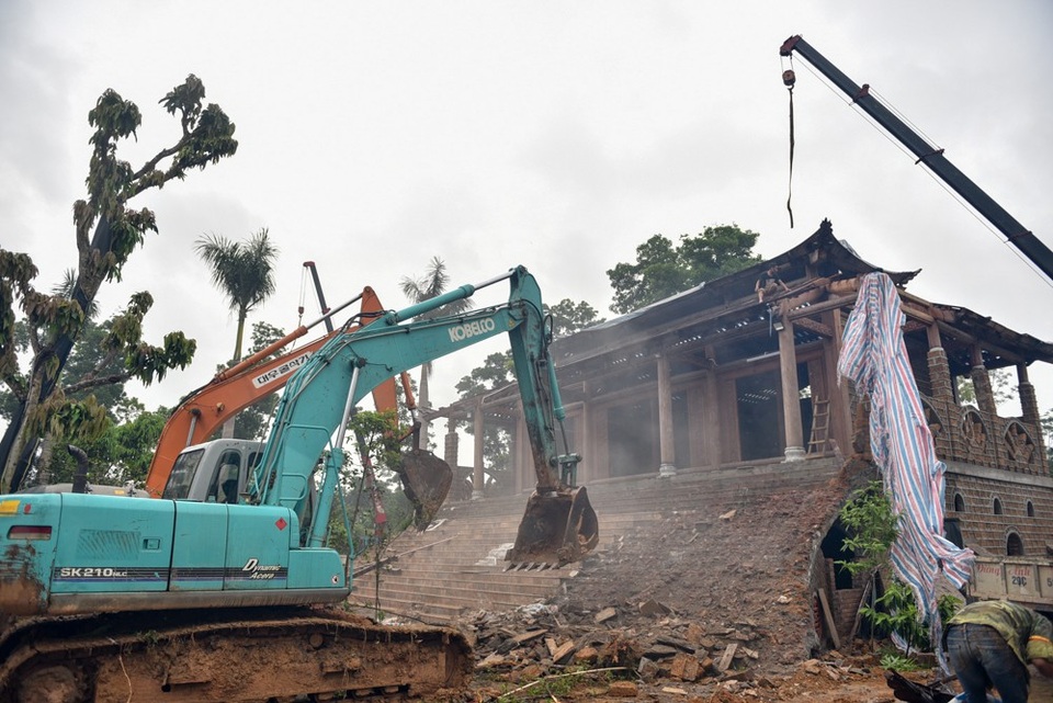 Máy xúc tham gia cưỡng chế 'cung điện công chúa' sai phép ở Ba Vì - 3
Máy xúc cùng xe cầu tham gia tháo dỡ công trình.