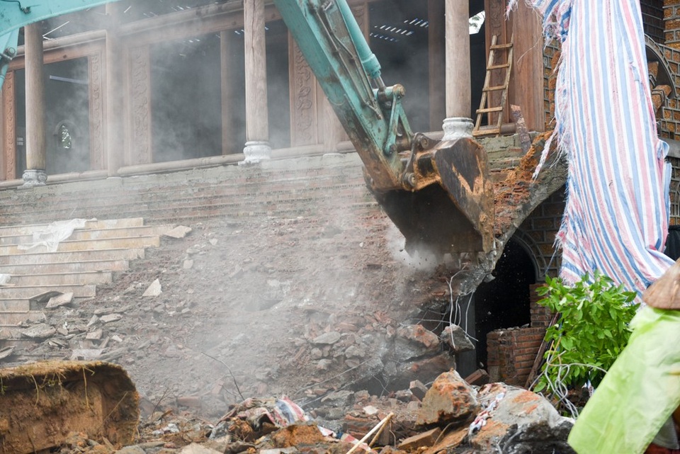 Máy xúc tham gia cưỡng chế 'cung điện công chúa' sai phép ở Ba Vì - 4
Ngôi nhà 2 tầng là hạng mục lớn nhất trong toàn bộ công trình.