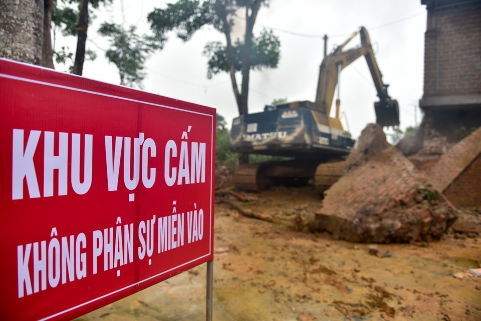 Máy xúc tham gia cưỡng chế 'cung điện công chúa' sai phép ở Ba Vì - 10 Toàn bộ khu vực cương chế được phong tỏa để đảm bảo an toàn.