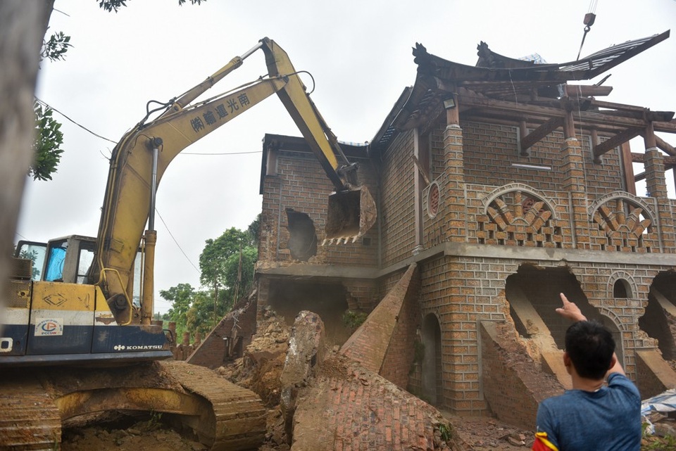 Máy xúc tham gia cưỡng chế 'cung điện công chúa' sai phép ở Ba Vì - 8
Ngôi nhà dần được phá bỏ.
