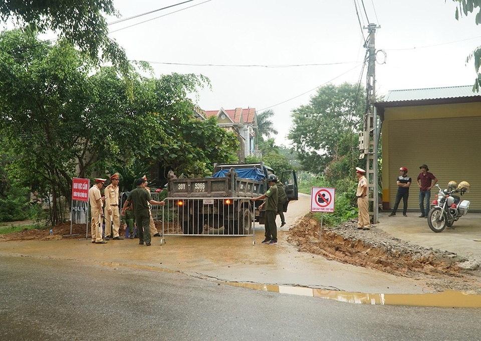 Máy xúc tham gia cưỡng chế 'cung điện công chúa' sai phép ở Ba Vì - 12 Lực lượng chức năng chốt chặn ba vòng đường vào khu vực cưỡng chế, để đảm khu vực cưỡng chế được phong toả.