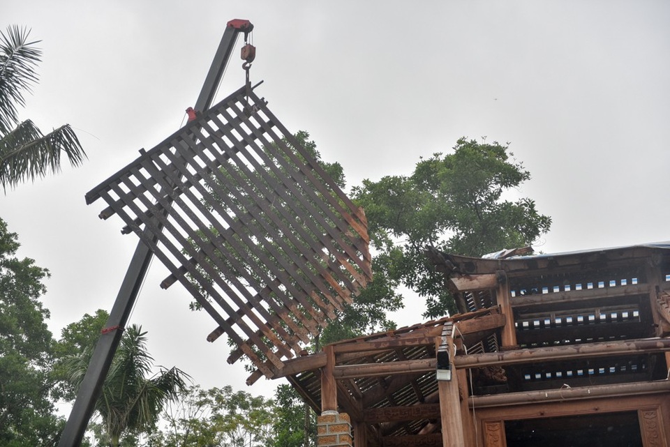 Máy xúc tham gia cưỡng chế 'cung điện công chúa' sai phép ở Ba Vì - 7
Một đại diện chính quyền địa phương cho biết, việc cưỡng chế được thực hiện công khai, minh bạch, chặt chẽ, đảm bảo an toàn cho người và các phương tiện tham gia, đặc biệt tuân thủ theo đúng các quy định của pháp luật.