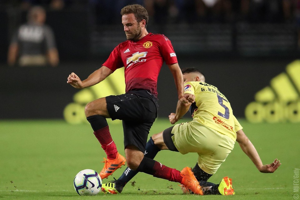 MU 1-1 Club America: Mata cứu "Quỷ đỏ" thoát thua - 1
Mata (trái) mang về cho MU bàn thắng gỡ hòa
