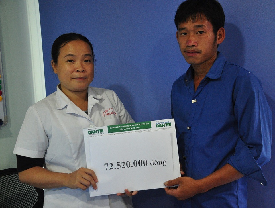 Bạn đọc giúp bé Giàng Thị Pàng bị tim bẩm sinh hơn 72 triệu đồng - 3 Thạc sĩ Lưu Hoàng Linh - Phó phòng CTXH bệnh viện E thay mặt trao số tiền bạn đọc giúp đỡ đến cho em Hòa.