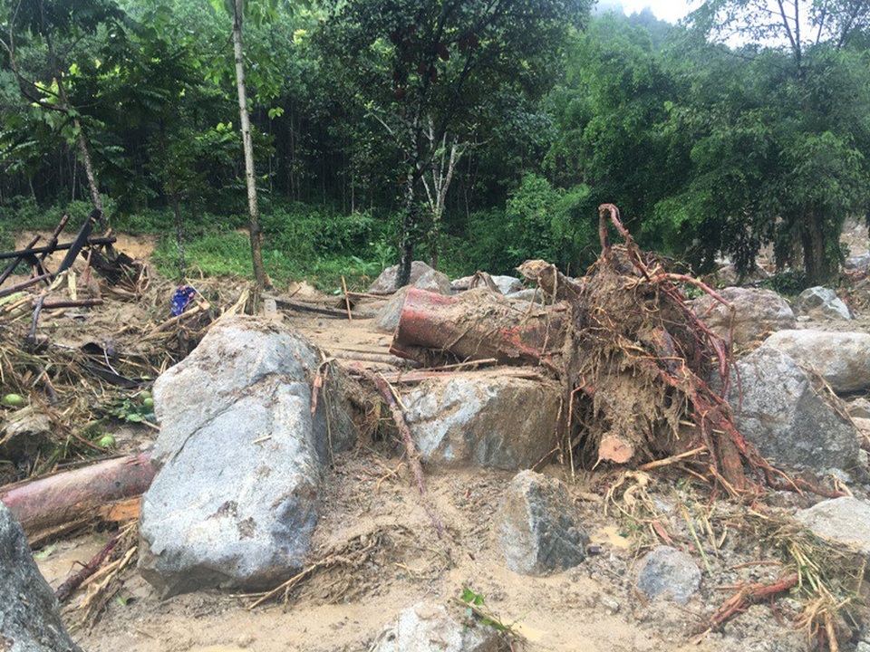 Vụ 4 người bị lũ cuốn: Những tảng đá hàng chục tấn vùi lấp 3 căn nhà - 2 Hàng nghìn khối đất đá, cây cối theo dòng nước tràn xuống