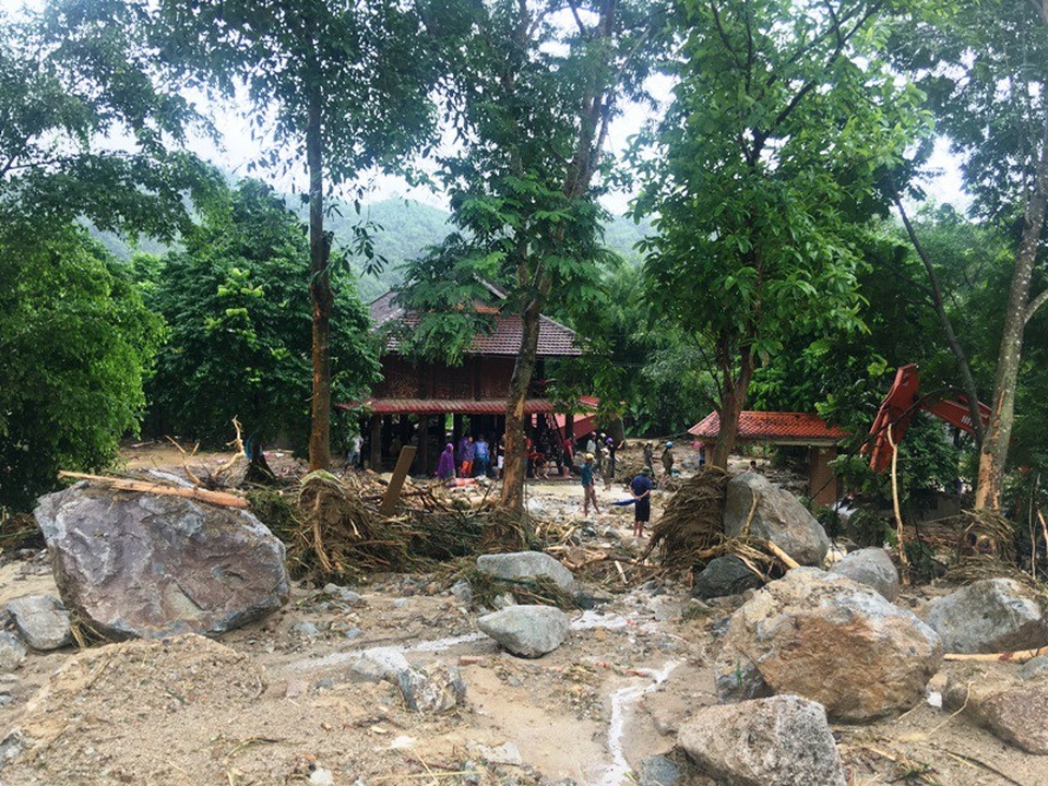 Vụ 4 người bị lũ cuốn: Những tảng đá hàng chục tấn vùi lấp 3 căn nhà - 6 Những tảng đá lớn trôi sát căn nhà của Chủ tịch UBND xã Trí Nang