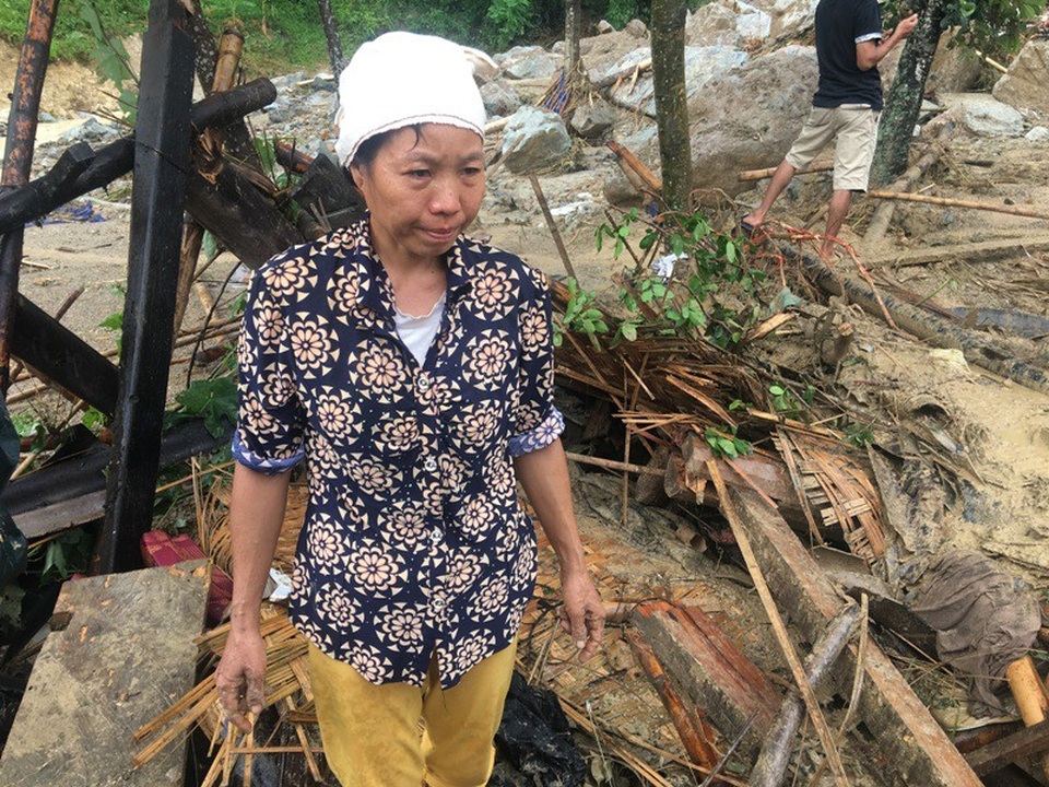 Vụ 4 người bị lũ cuốn: Những tảng đá hàng chục tấn vùi lấp 3 căn nhà - 10 Bà Vi Thị Thuận đau đớn nhìn đống đổ nát của gia đình những người thân