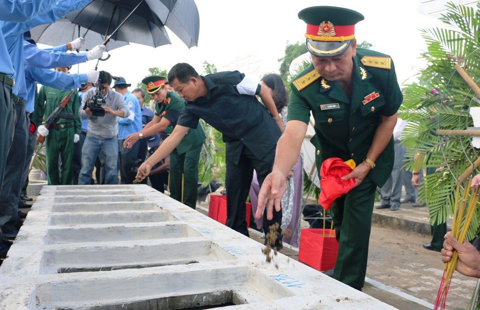 An Giang, Đồng Tháp cải táng hơn 250 hài cốt liệt sỹ - 2 Các đại biểu An Giang thực hiện nghi thức cải táng hài cốt các liệt sỹ