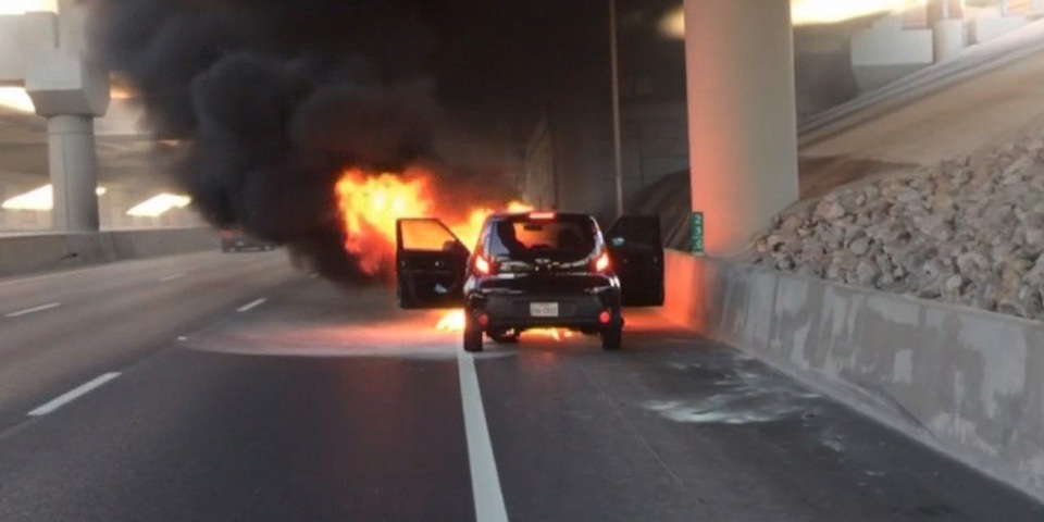 
Hình ảnh chiếc Kia Soul đời 2014 đùng đùng bốc cháy trên một đường cao tốc ở bang Texas, Mỹ. (Ảnh cắt từ video)
