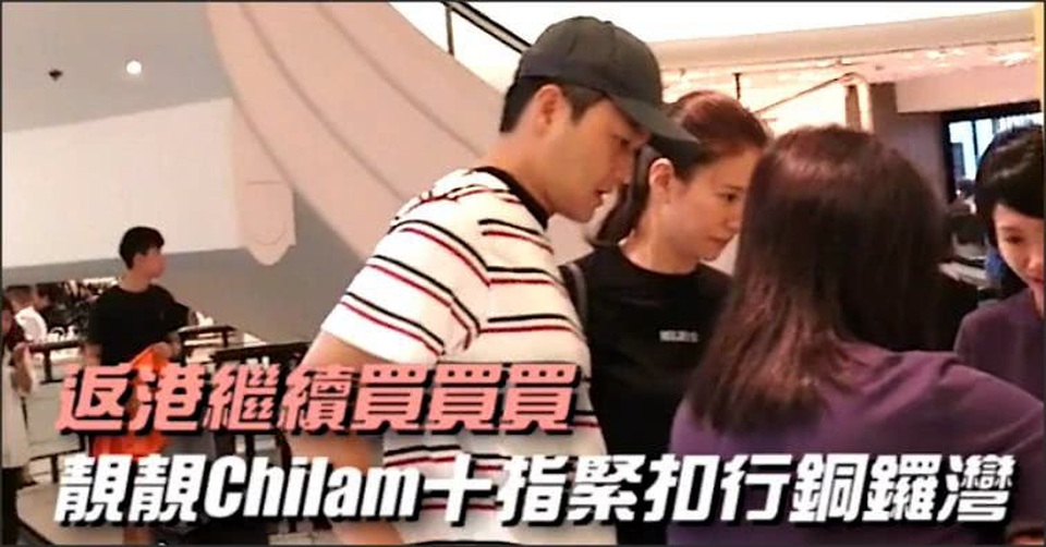 Trương Trí Lâm: Người đàn ông thích nắm tay vợ chốn đông người - 5
Trương Trí Lâm kiên nhẫn chờ đợi vợ lựa chọn đồ mà không phàn nàn. Vài ngày trước, cặp đôi còn đưa con trai đi du lịch tại nước ngoài nhân dịp nghỉ hè. Vừa trở về Hông Kong, hai vợ chồng lập tức trốn con để đi hò hẹn riêng.