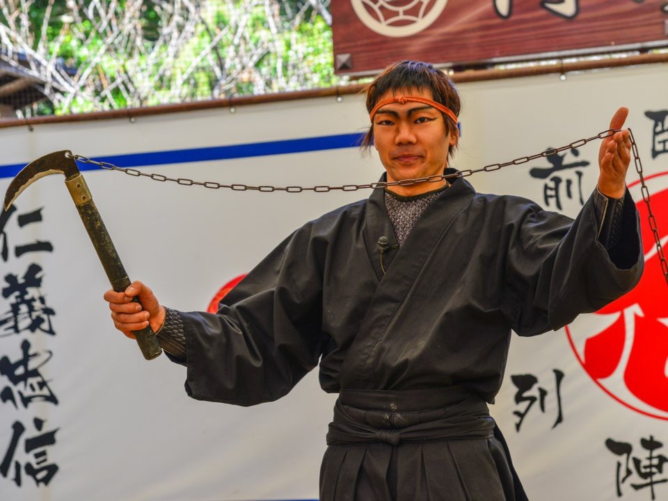 Đóng giả ninja lương 2 tỷ đồng vẫn không ai chịu làm - 1 Một người đàn ông mặc trang phục ninja và giảng dạy tại Trường Ninja ở thành phố Iga, Nhật Bản. (Nguồn: Phuong D. Nguyen / Shutterstock)