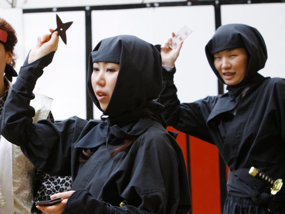 Đóng giả ninja lương 2 tỷ đồng vẫn không ai chịu làm - 2 Một phụ nữ đóng làm ninja trong một lễ hội ninja ở Iga. (Nguồn: REUTERS / Kim Kyung-Hoon)