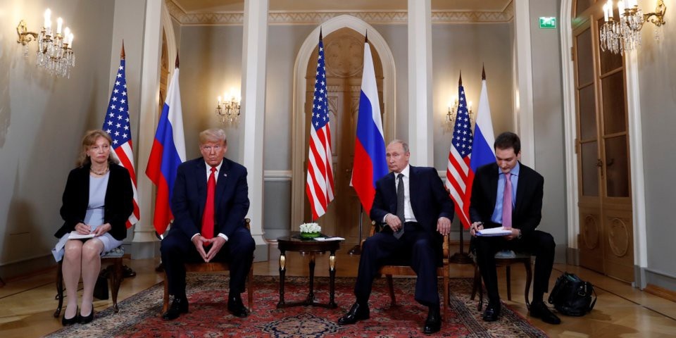 Chính trường Mỹ sục sôi vì nữ phiên dịch của Tổng thống Trump - 1
Bà Marina Gross là người phụ nữ duy nhất trong phòng họp kín giữa Tổng thống Trump và Tổng thống Putin. (Ảnh: Reuters)