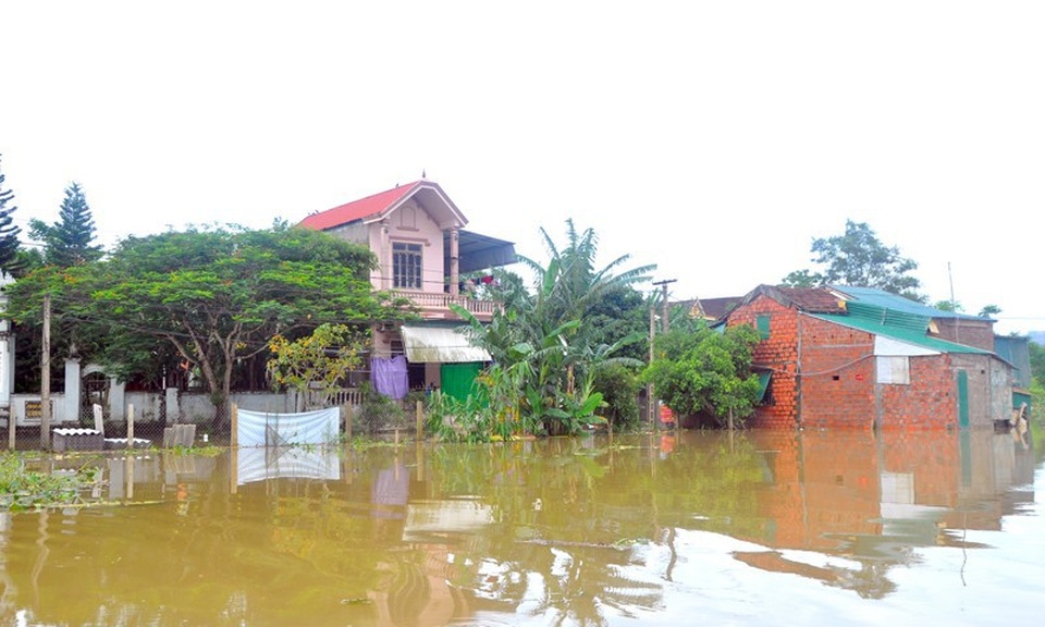 Lũ quét qua, Mường Phú tan hoang - 19 Xã Sơn Tiến (huyện Hương Sơn, Hà Tĩnh) là xã có địa hình thấp trũng, như một rốn lũ của cả huyện Hương Sơn. Do ảnh hưởng của mưa bão số 3, nước từ khắp nơi đổ về khiến toàn xã bị trong biển nước.
