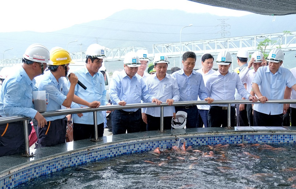 Thủ tướng Nguyễn Xuân Phúc thị sát Formosa Hà Tĩnh - 1 Thủ tướng kiểm tra chất lượng nước thải tại khu công nghiệp Formosa