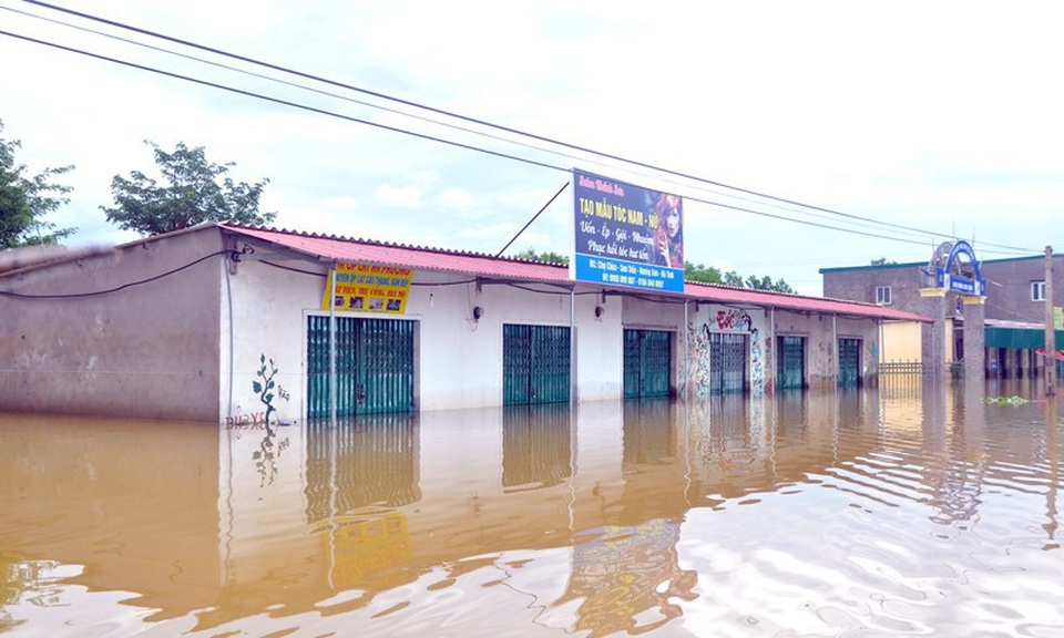 Lũ quét qua, Mường Phú tan hoang - 20 Theo báo cáo của UBND xã Sơn Tiến, hiện 7/13 thôn bị nước lũ chia cắt hoàn toàn. Đường sá đi lại gặp rất nhiều khó khăn, cách trở. Hàng chục ki ốt buôn bán của các hộ dân bị ngập chìm khiến hoạt động giao thương bị gián đoạn.