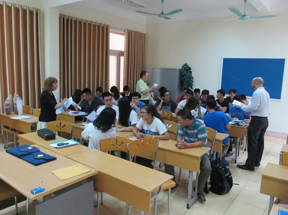 Du học Mỹ với chi phí Việt, tại sao lại không? - 2
Hai năm học tiếng Anh theo chương trình “Ngôn ngữ và Văn hóa Mỹ” với người bản ngữ, đảm bảo trang bị vốn tiếng Anh cần thiết cho sinh viên trước khi đi du học.