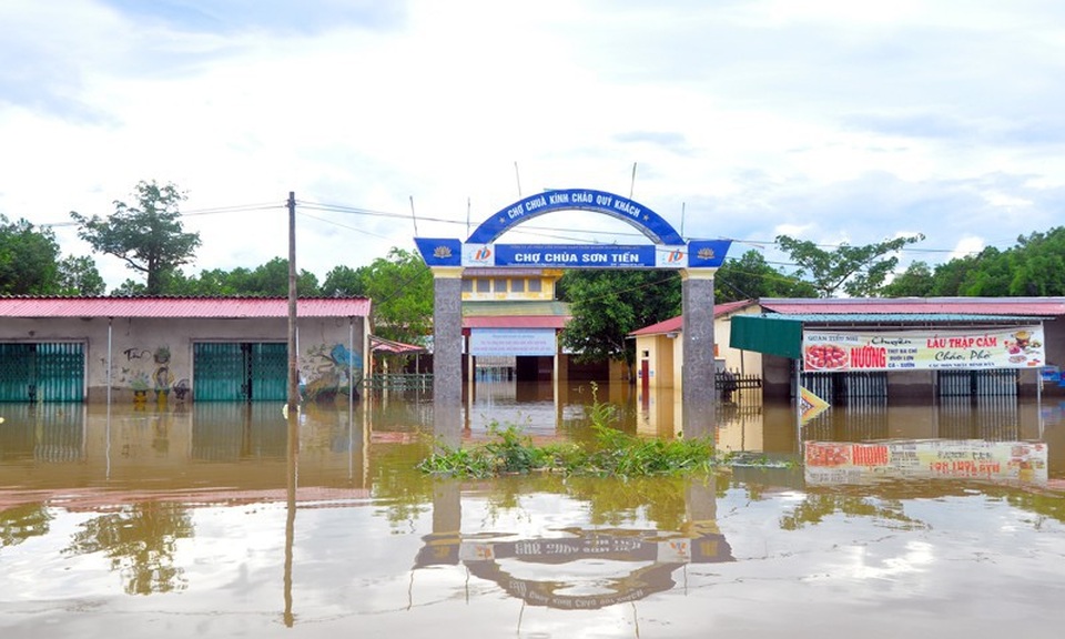 Lũ quét qua, Mường Phú tan hoang - 21 Do lũ bủa vây nên trụ sở làm việc của xã vẫn phải đóng cửa, cán bộ, viên chức chưa thể đi làm. Hiện nay, lãnh đạo xã đang giao cho cán bộ, viên chức ở các thôn nắm chắc tình hình, diễn biến mưa lũ để kịp thời xử lý mọi tình huống.