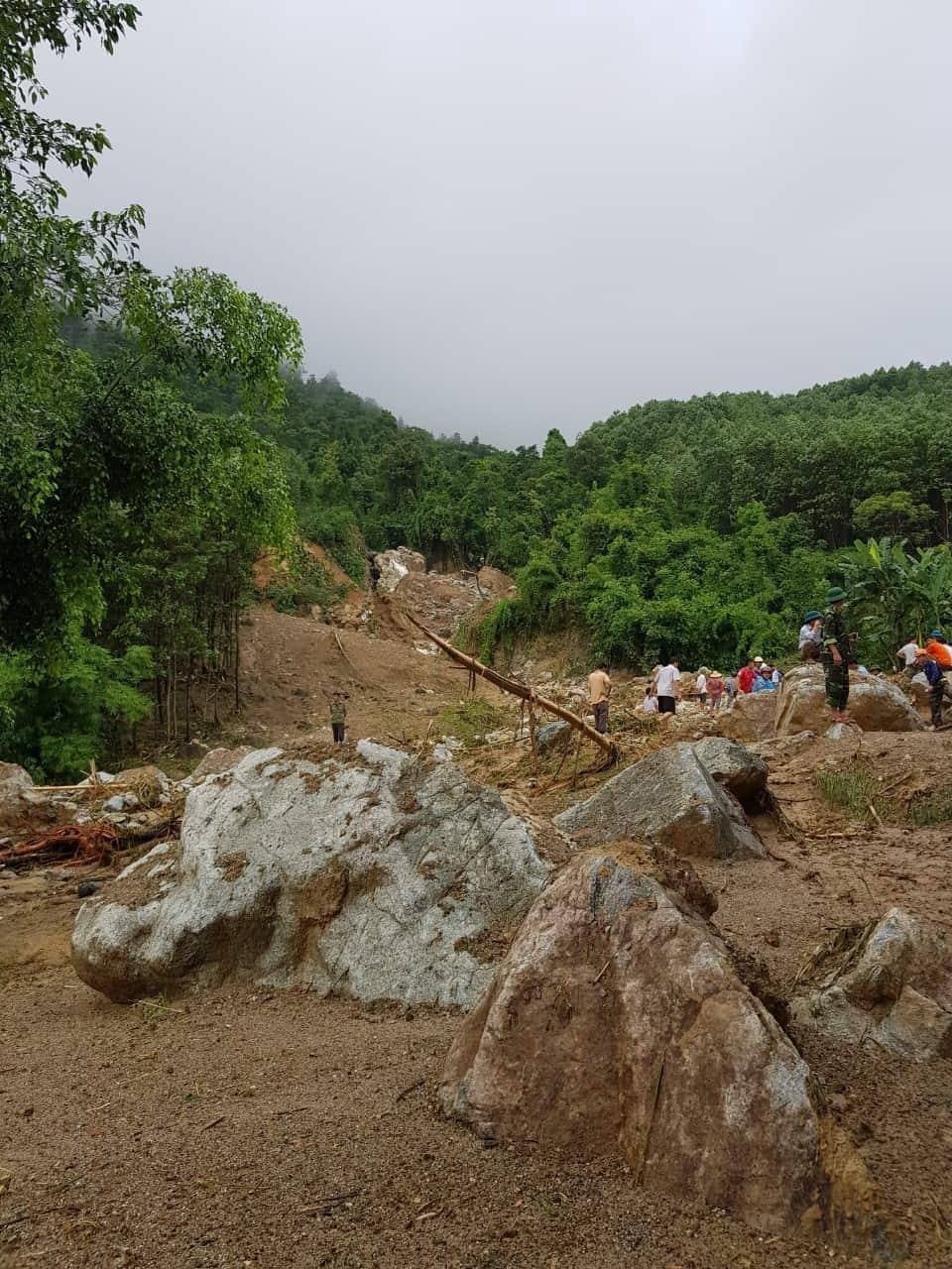 Lũ san phẳng 1 ngôi nhà, cuốn trôi 4 người trong một gia đình - 5 Lũ san phẳng 1 ngôi nhà, cuốn trôi 4 người trong một gia đình - 5