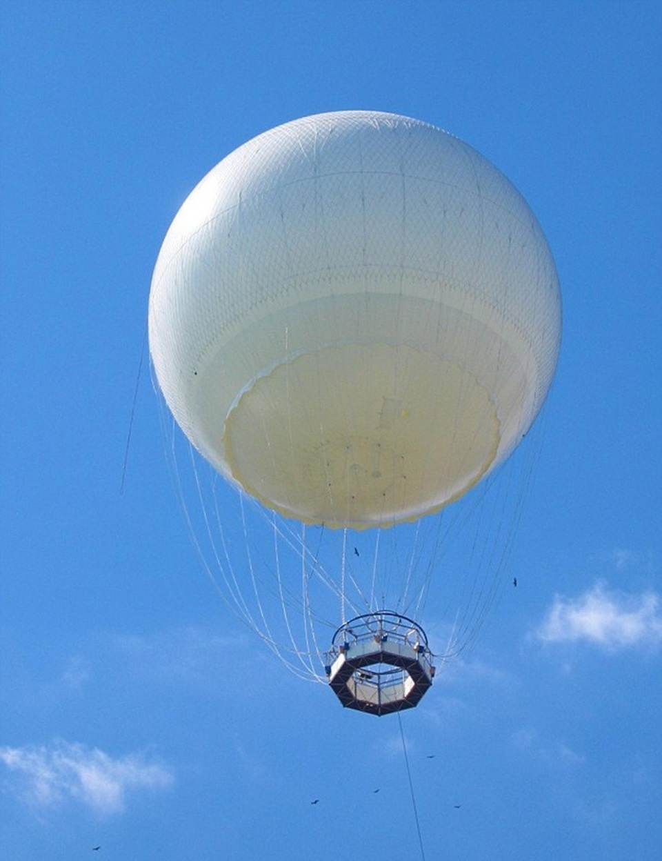 Nhiều khả năng quả bóng thời tiết đã phát nổ trên biển Đại Tây Dương