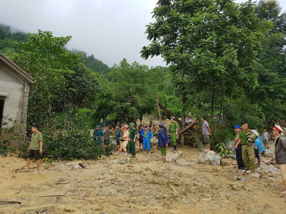 Lũ san phẳng 1 ngôi nhà, cuốn trôi 4 người trong một gia đình - 6 Lũ san phẳng 1 ngôi nhà, cuốn trôi 4 người trong một gia đình - 6