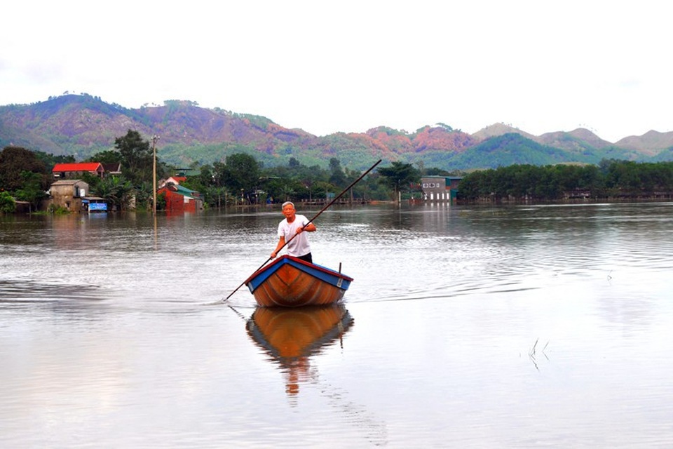Lũ quét qua, Mường Phú tan hoang - 23 Việc đi lại của người dân Sơn Tiến mấy ngày qua chủ yếu là bằng xuồng, thuyền bè.