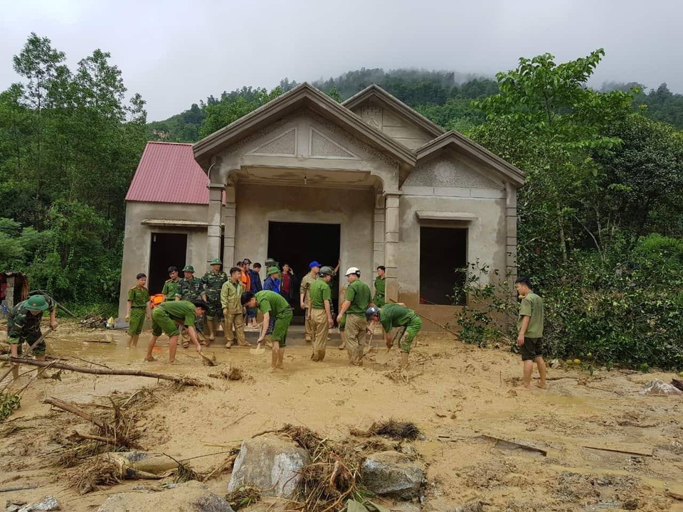 Lũ san phẳng 1 ngôi nhà, cuốn trôi 4 người trong một gia đình - 7 Lũ san phẳng 1 ngôi nhà, cuốn trôi 4 người trong một gia đình - 7