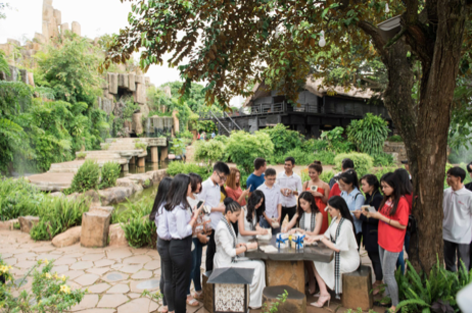 Các người đẹp ký tặng sách tại Làng cà phê