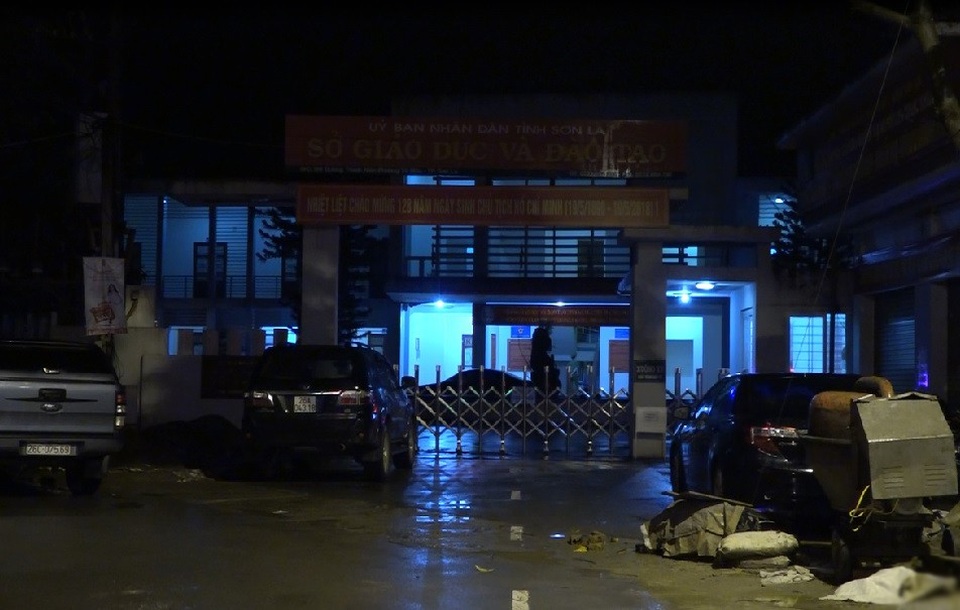 An ninh thắt chặt trong đêm, phục vụ rà soát điểm thi tại Sơn La - 1
Sở GD&ĐT Sơn La lúc 11h30 đêm 19/7 vẫn sáng đèn để phục vụ việc rà soát lại điểm thi THPT quốc gia cho các thí sinh tại tỉnh này.