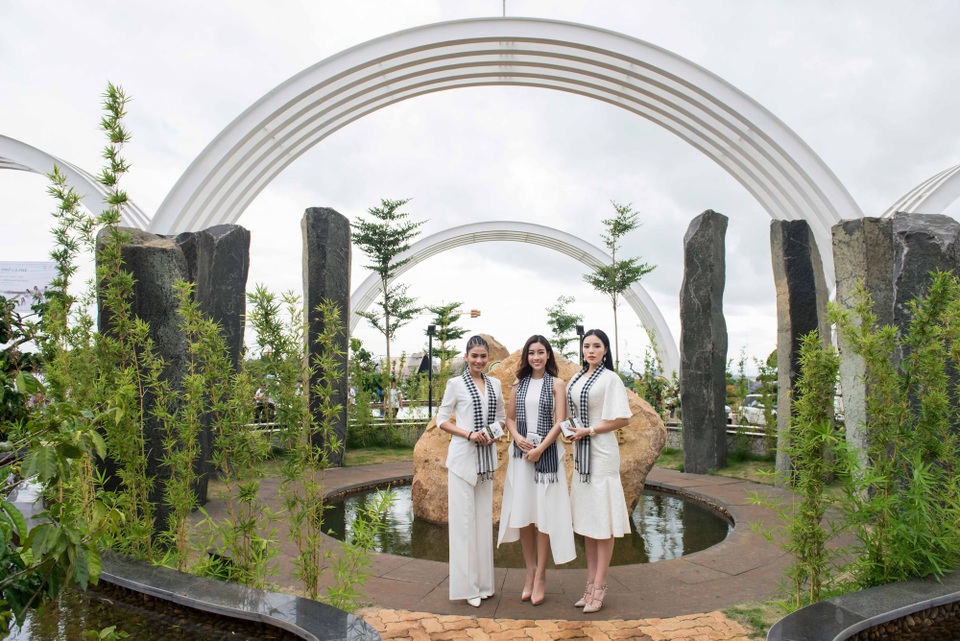 
Các người đẹp trao tặng sách tại thành phố cà phê Buôn Ma Thuột
